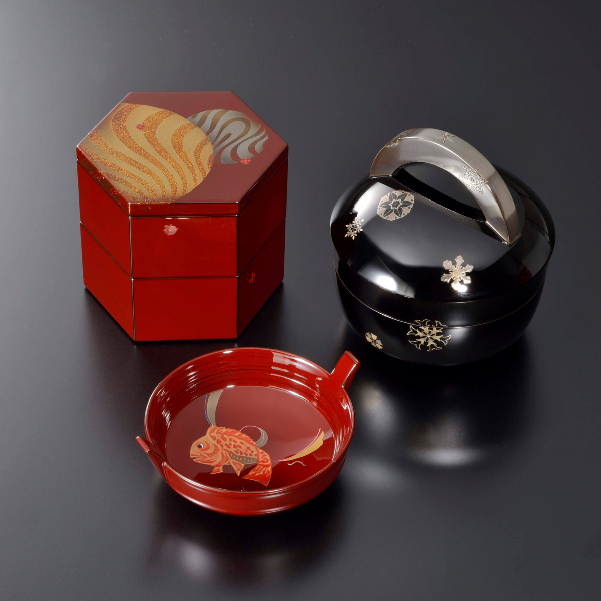 六角箱と宙器、丸皿