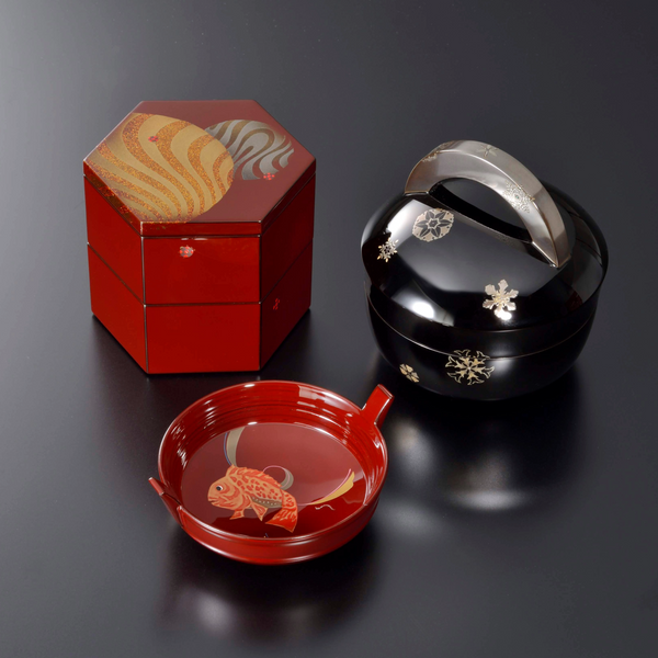 六角箱と宙器、丸皿