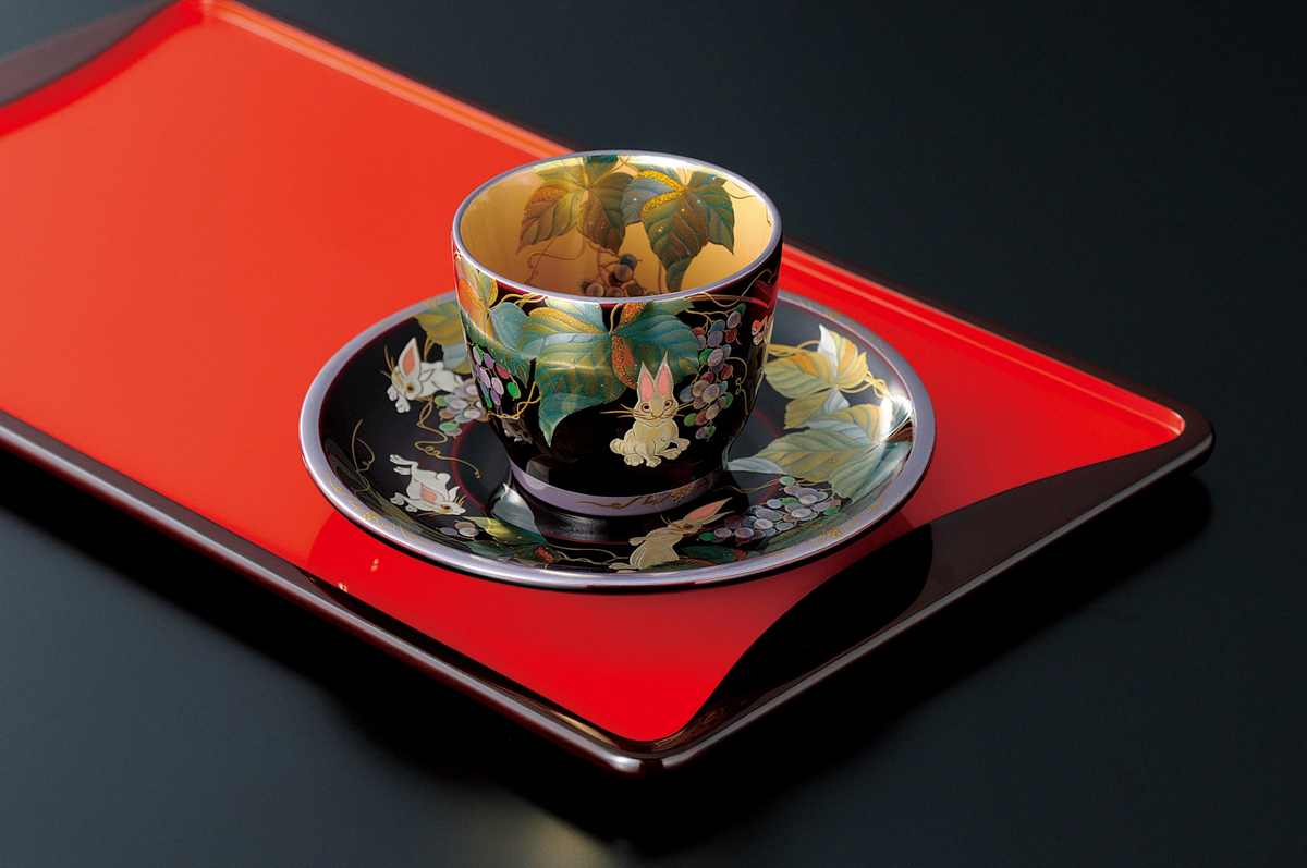 カップと紅茶盆