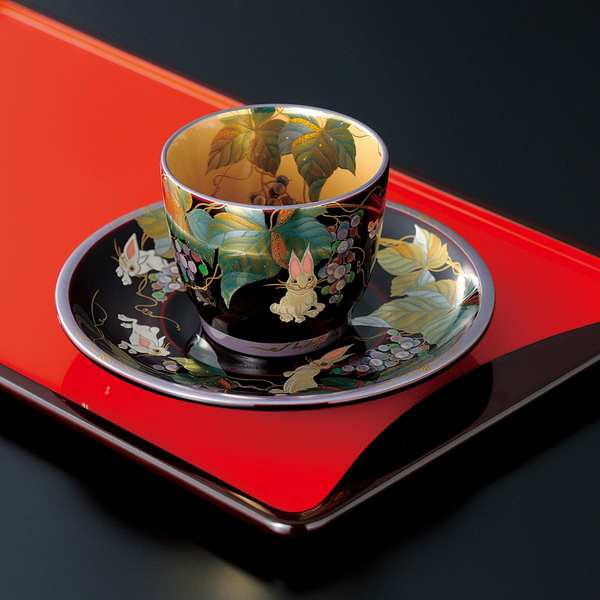 カップと紅茶盆